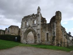 Kirkham Priory: Reruntuhan Suci di Lembah Hijau Yorkshire